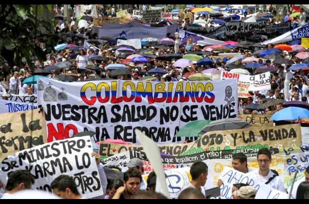 Juan Antonio S&#225;nchez - Cerca de 3 mil personas recorrieron las calles del centro de Medell&#237;n en la jornada de protesta convocada este martes contra la reforma a la salud.