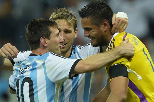 FOTO AFP - Por tercera vez en la historia habr&#225; final entre la albiceleste y los alemanes, con un t&#237;tulo por lado. La &#250;ltima final de Argentina justamente fue ante los germanos. R&#237;o de Janeiro ser&#225; el privilegiado escenario de un hist&#243;rico desempate entre dos potencias del f&#250;tbol mundial.