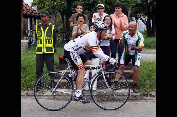 Manuel Saldarriaga - Nelson Badillo tuvo la fortuna de contar con el apoyo de sus familiares en el criterio de ruta. Son doce a&#241;os de estar d&#225;ndole pedal a sus ilusiones, esas que lo llevaron a competir, desde hace cuatro a&#241;os, en el Cl&#225;sico. Es guarda de seguridad en el Centro Santillana.