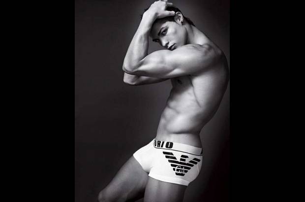 Cortes&#237;a Armani - En 2010 la imagen de la campa&#241;a publicitaria de Armani fue el futbolista portugu&#233;s Cristiano Ronaldo.