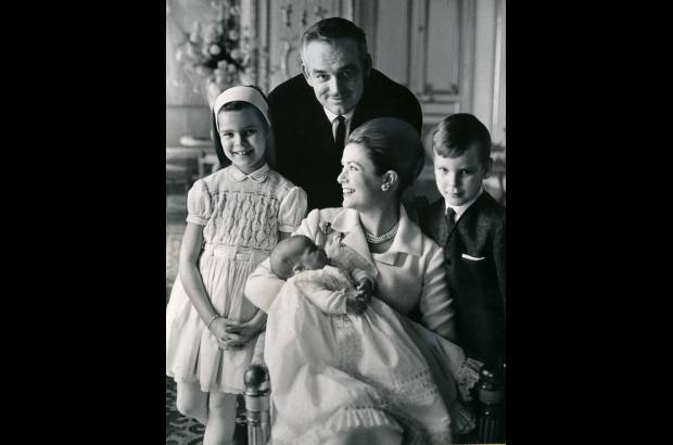 AP - Rainiero de M&#243;naco y Grace Kelly posan con sus hijos Carolina y Alberto en el bautizo de la princesa Estefan&#237;a en 1965.