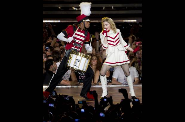 AP - Girl gone wild, Revolver, Gang Bang. Madonna fue desgranando sus temas m&#225;s marchosos, sin olvidar cl&#225;sicos como Express yourself o Papa don&#180;t preach.
