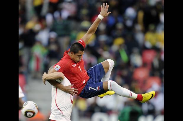 AP - El seleccionado chileno, al igual que frente a Honduras, volvió a errar continuas ocasiones de gol. Mientras, Suiza, cuando pudo empatar el cierre, falló en plena área rival con un remate apenas desviado del atacante Eren Derdiyok.
