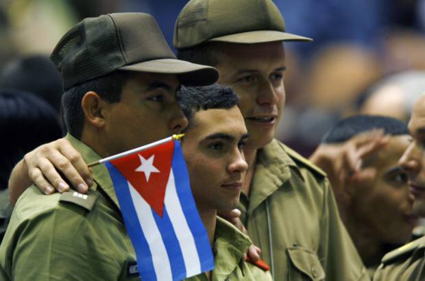 AP - Elián González se convirtió en un adolescente de cabello corto, que estudia en una escuela militar y es delegado de la juventud comunista, diez años después de haber sido el centro de una disputa jurídica y política entre Cuba y Estados Unidos.