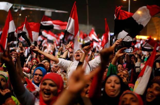 Reuters - El anuncio del jefe de las Fuerzas Armadas de Egipto, general Abdel Fattah al-Sisi, sobre el derrocamiento del presidente, Mohamed Mursi, suspensi&#243;n de la constituci&#243;n y convocatoria a elecciones anticipadas, provoc&#243; la euforia de los manifestantes que estaban reunidos en la Plaza Tahrir.