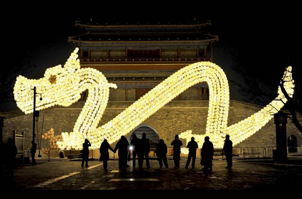 AP - Durante las próximas dos semanas, millones de chinos regresan a casa para celebran su fiesta más importante. Se espera que 14.000 vuelos, 700 trenes y 900.000 buses lleguen con más de 80 millones de personas.