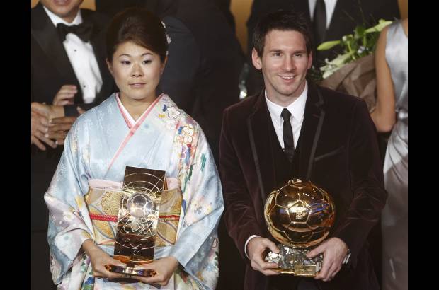 Reuters - La capitana de la selecci&#243;n japonesa y Bota de Oro del pasado Mundial de Alemania, Homare Sawa gan&#243; como Mejor Jugadora del A&#241;o. El premio fue entregado por la cantante colombiana Shakira.