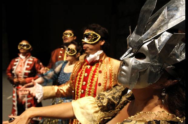 Edwin Bustamante - En el Baile de M&#225;scara el director de orquesta ser&#225; Dante Ranieri. El director de escena Ognian Draganoff. El elenco est&#225; conformado por Ricardo Bernal (M&#233;xico), April Evans (Estados Unidos), Nelson Mart&#237;nez (Cuba), Milagros de los &#193;ngeles Soto (Cuba) y Sof&#237;a Salazar (Colombia).