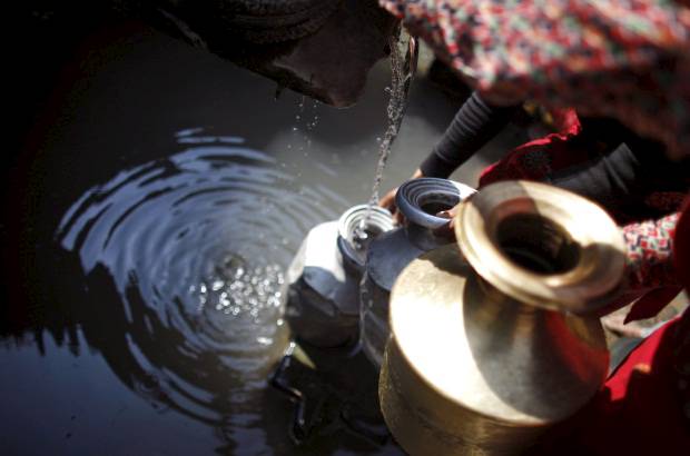 AP - Mujeres nepalíes esperan para llenar sus vasos con agua cerca de Patan, en Nepal en el Día Mundial del Agua.