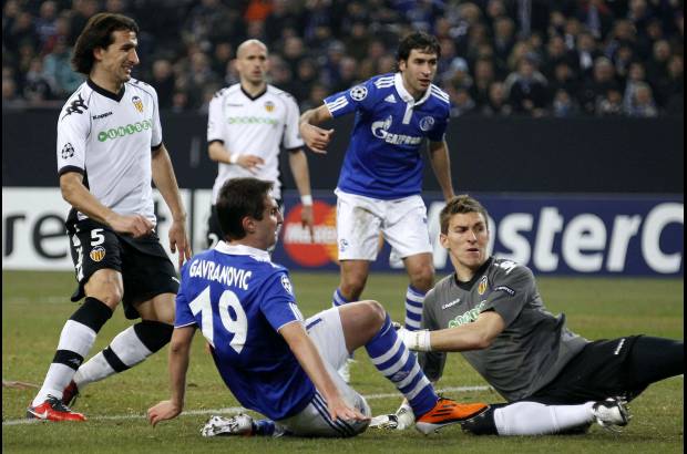 Reuters - Partido de vuelta de octavos de final de la Liga de Campeones disputado en la Veltnis Arena de Gelsenkirchen ante 52.000 espectadores