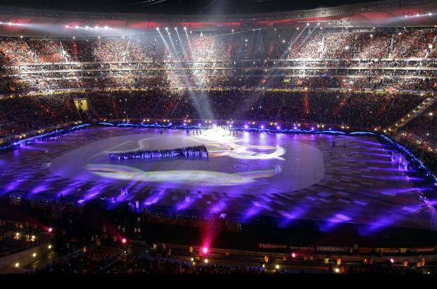 AP - Los juegos de luces y las danzas de los cientos de bailarines, que a su vez dieron protagonismo a la famosa vuvuzela sudafricana y a la unidad del continente africano del que tanto presumen sus habitantes, tambi&#233;n tuvieron un lugar especial en el evento.