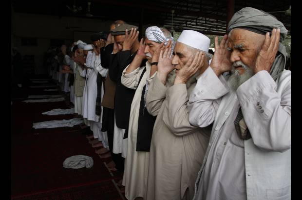 AP - En el Ramadán los fieles tendrán que soportar sin beber ni comer desde el alba hasta la caída del Sol.