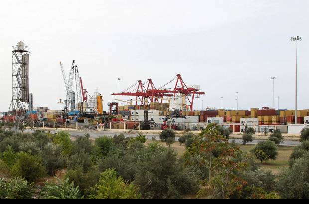 Reuters - Contenedores de transporte se ven en el puerto de Latakia, ciudad mediterránea de Siria. La represión y las protestas en el país han afectado ostensiblemente el comercio marítimo.