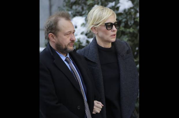 AP - La actriz Cate Blanchett ha visitado frecuentemente a la familia desde que se supo la noticia. Lleg&#243; al funeral con su esposo Andrew Upton.