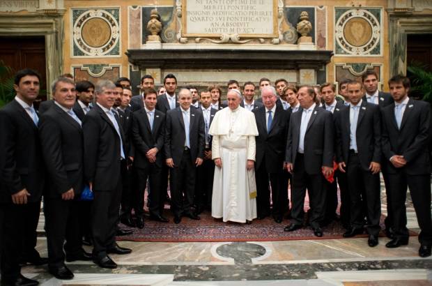 AP - Ante directivos y jugadores de ambos países, el Papa Francisco, seguidor confeso de San Lorenzo de Almagro, pidió que se elimine toda muestra de "discriminación" de los estadios.