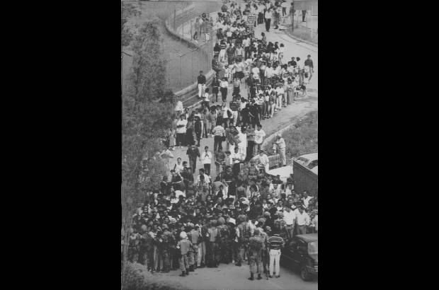 FOTO ARCHIVO EL COLOMBIANO - Al entierro de Escobar llegaron miles de personas, la mayor&#237;a de los barrios m&#225;s pobres de la ciudad, quienes colmaron la capilla del cementerio Jardines Montesacro de Itag&#252;&#237;.