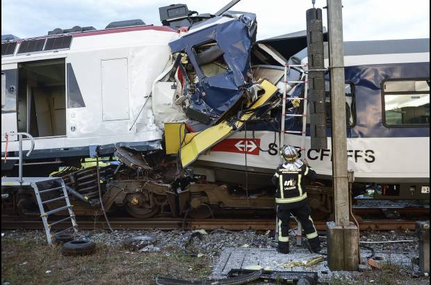 AP - La colisi&#243;n dej&#243; un balance de 35 personas heridas y una muerta. Cinco de los heridos se encuentran en estado cr&#237;tico.