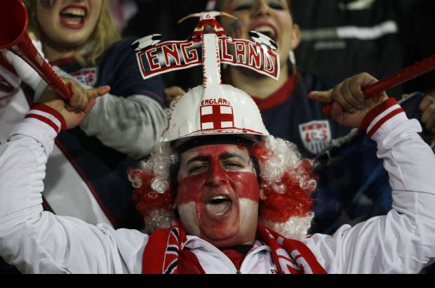 AP - La alegr&#237;a de un hincha ingl&#233;s.