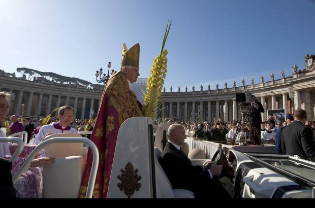 AP - Benedicto XVI, revestido con ornamentos rojos y portando el b&#225;culo, presidi&#243; la procesi&#243;n.