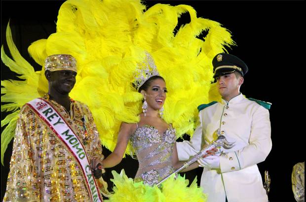 Colprensa - Uno de los personajes más emblemáticos del Carnaval, el Rey Momo, Jairo Cáceres, junto a la reina electa del este año Marcela Dávila y su edecán durante la coronación.
