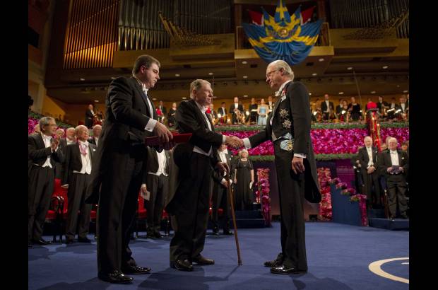 Reuters - El cient&#237;fico de estados Unidos Richard Heck (Centro) recibi&#243; el Premio Nobel de Qu&#237;mica de 2010, este a&#241;o fue compartido.