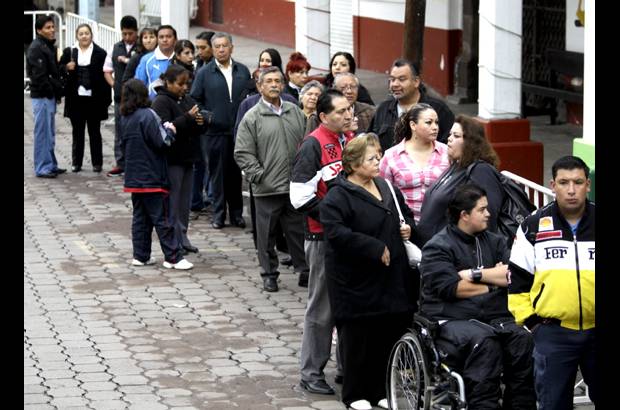 Reuters - El enojo de los votantes era patente en las filas de votaci&#243;n. &quot;No hay nada de orden, cada vez est&#225; m&#225;s desordenado y me voy porque tengo cosas que hacer, es posible que se queden sin mi voto&quot;, dijo un sufragante.