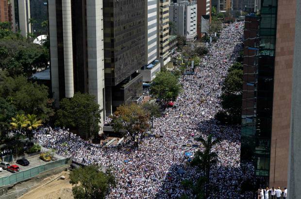 Reuters - Miles de partidarios de Leopoldo L&#243;pez inundaron las principales avenidas de Caracas en una manifestaci&#243;n antes de que &#233;l se entregara a las autoridades.
