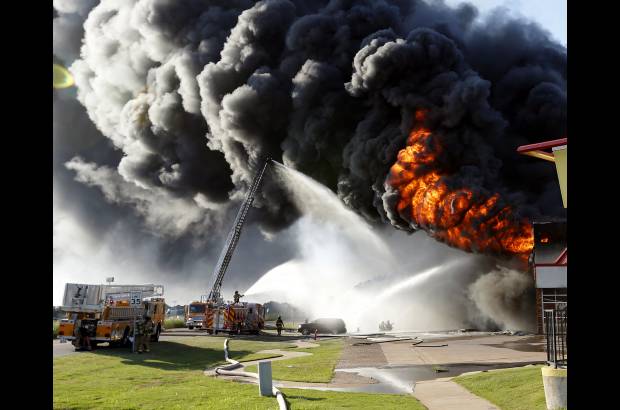 AP - los bomberos trabajan un incendio en Norman, Oklahoma Norman subjefe de bomberos Jim Bailey dice que el incendio fue uno de los m&#225;s grandes que han atendido este a&#241;o. No se reportaron heridos. AP