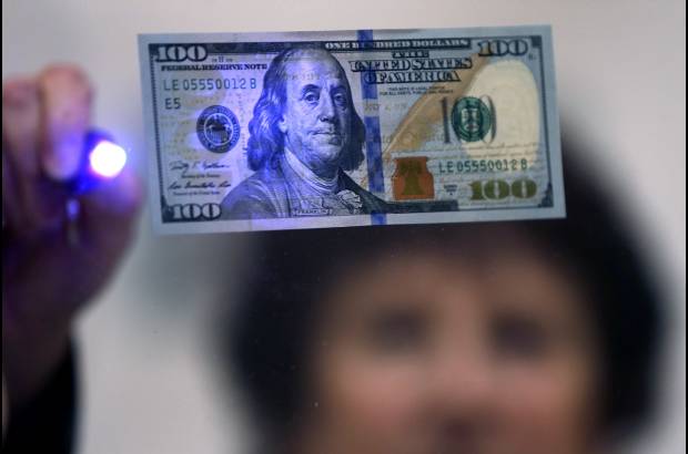 AP - Un nuevo billete de $100 d&#243;lares con Benjamin Franklin fue presentado en Estados Unidos. Un Billete dise&#241;ado para frustrar a los falsificadores.