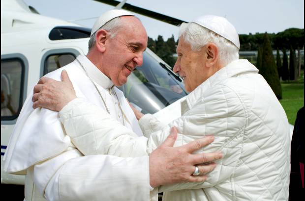 AP - El papa Francisco viaj&#243; este s&#225;bado a la residencia apost&#243;lica de Castel Gandolfo, a unos 30 kil&#243;metros al sur de Roma, para visitar y almorzar con Benedicto XVI, que se aloja all&#237; desde que dej&#243; de ser Papa. La visita del Sumo Pont&#237;fice conglomer&#243; a miles de creyentes a las afueras de la residencia.
