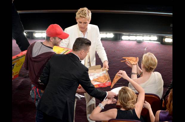 AFP - Uno de los momentos divertidos de la noche fue la llegada de la pizza. Varios actores disfrutaron su porci&#243;n. Brad Pitt repartio platos.