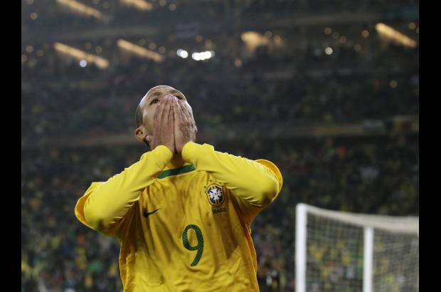 AP - Luis Fabiano anot&#243; sus dos primeros goles en la Copa del Mundo.