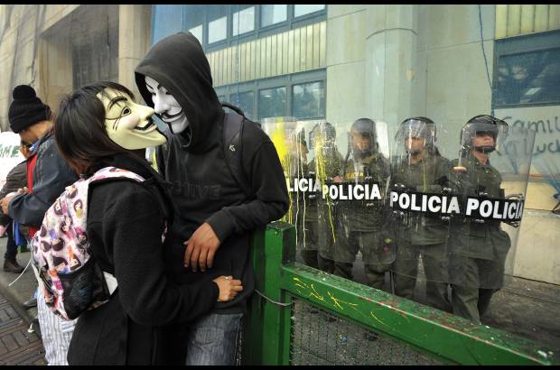 AP - Imagen de dos manifestantes en Bogot&#225; en la protesta nacional en apoyo al paro nacional agrario.
