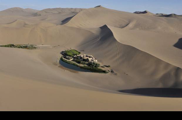 Reuters - El Lago de la Media Luna esta ubicado en la ciudad de Dunhuang, provincia de Gansu en China, es un para&#237;so de 200 metros de largo y 50 metros de ancho rodeado de dunas de arena.