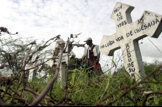 Foto Manuel Saldarriaga - Con el pasar de los a&#241;os, los sobrevivientes visitan el lugar en el que vivieron con sus familias para quitar la maleza y embellecerlo. Im&#225;genes de los 20 a&#241;os de la tragedia.