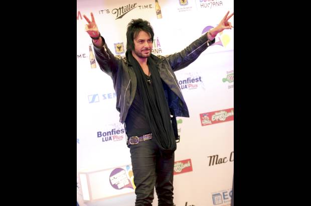 COLPRENSA - Como sucede en cualquier certamen de esta categor&#237;a, la alfombra roja fue el espacio para que desfilaran diferentes artistas colombianos, as&#237; como internacionales y la oportunidad para que los seguidores saludaran a sus favoritos. Por el tapete pasaron aclamados &#237;dolos como Beto Cuevas,...
