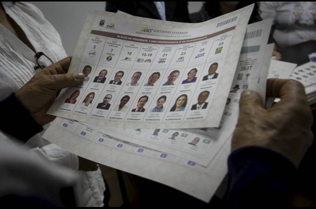 Colprensa - Ciudadanos ecuatorianos residentes en Colombia votaron en la embajada de Ecuador.