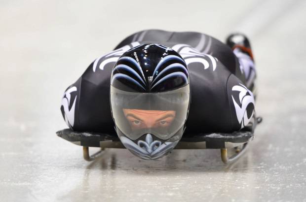 FOTO AFP - El neozelandés Ben Sandford viste un traje un poco más tradicional pero igualmente llamativo.