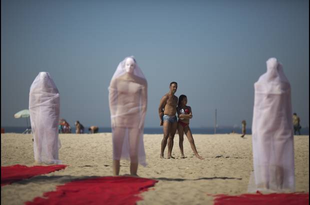 AP - En plena playa de Copacabana fueron expuestos un tr&#237;o de maniqu&#237;es envueltos en tela y que forman parte de un protesta organizada por activistas de paz para presionar por las aclaraciones sobre las personas desaparecidas.