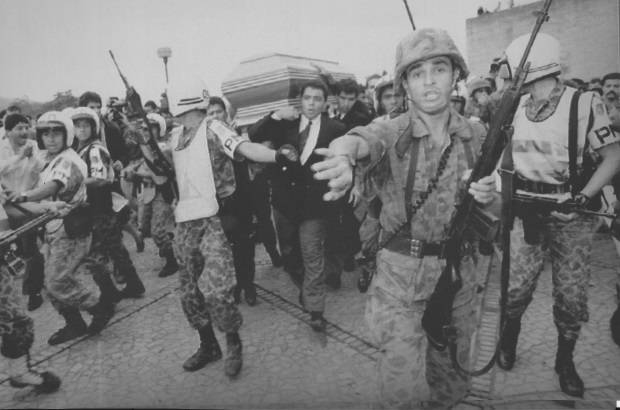 FOTO ARCHIVO EL COLOMBIANO - Al entierro de Escobar llegaron miles de personas, la mayor&#237;a de los barrios m&#225;s pobres de la ciudad, quienes colmaron la capilla del cementerio Jardines Montesacro de Itag&#252;&#237;.