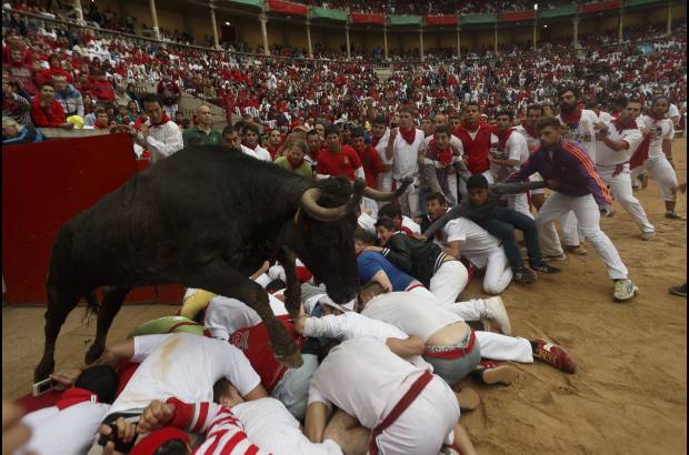 Ap - Las fiestas San Fermín, en las que una multitud corre junto a seis toros bravos por las calles de Pamplona, en España, son uno de los mayores atractivos en esta época del año. Desde 1924, 15 personas han muerto en los encierros que fueron inmortalizados en la novela Fiesta de Hemingway.