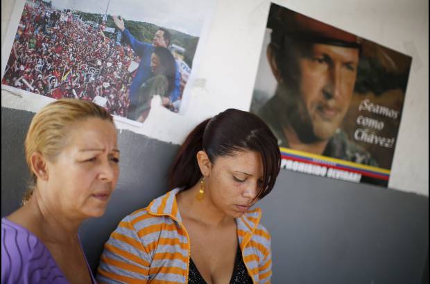 Reuters - Varios de sus seguidores recordaron entre lágrimas al Chávez.