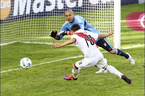 Reuters - William Chiroque abri&#243; el marcador para Per&#250; en el minuto 42 del primer tiempo.