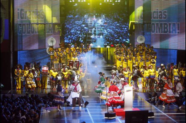 Colprensa - Con un gran espectáculo folclórico, Juan Manuel Santos celebró al lado de sus electores el triunfo en las urnas.