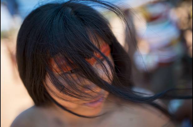 Reuters - Una mujer india Waura observa las actividades de este a&#241;o de Quarup, un ritual que tiene lugar durante varios d&#237;as para honrar la muerte de una persona de gran importancia a en el parque nacional de Xingu, estado de Mato Grosso, Brasil.