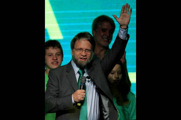 Reuters - "Contamos ya con una voz colectiva que retumba a lo ancho y a lo largo de Colombia, que nos permite afirmar que si somos suficientemente innovativos, zanahoriamente innovativos, vamos a ganar la segunda vuelta para impulsar ese cambio cultural del que les he hablado", dijo.