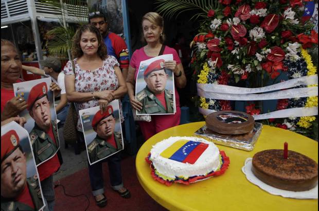 AP - Los partidarios del fallecido presidente Hugo Ch&#225;vez de Venezuela est&#225;n ante una mesa con pasteles hechos para conmemorar el cumplea&#241;os 59 de su l&#237;der.