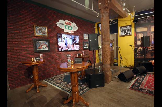 AFP - En el lugar habr&#225; trivias sobre la serie, as&#237; como las desafinadas canciones que all&#237; cantaba Phoebe, incluyendo Smelly Cat y un escenario que simula en el que ella cantaba.