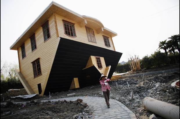 Reuters - Esta construcci&#243;n llama la atenci&#243;n en Fengjing Ancient Town, Distrito Jinshan , al sur de Shanghai. Los muebles tambi&#233;n estar&#225;n al rev&#233;s y la casa se abrir&#225; al p&#250;blico en abril.