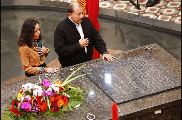 REUTERS - El presidente de Nicaragua, Daniel Ortega, visita la tumba de Hugo Ch&#225;vez en el primer aniversario de su muerte.